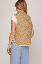 Load image into Gallery viewer, FLORAL PRINT QUILTED VEST WITH CONTRAST BINDING AND POCKETS
